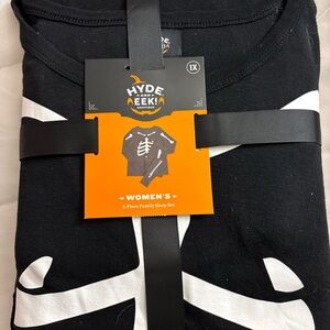 Hyde & Eek! Woman’s Black and White Skeleton 2 piece pants & shirt pajamas 1X